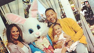 Chrissy Teigen ir Johnas Legendas su dukra Luna