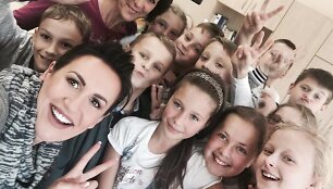 Katažina Zvonkuvienė su seserimi Alicija-Beata Nikonoviene Lazdynų vidurinėje mokykloje