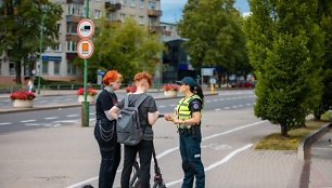 Klaipėdoje pareigūnai vis surengia reidus patikrinti, kaip paspirtukų valdytojai laikosi taisyklių.