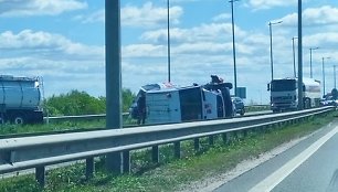 Kauno rajone vertėsi mikroautobusas, uždarytas kelias