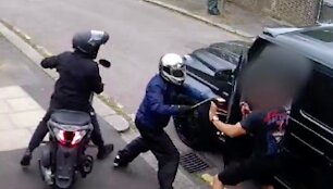 &bdquo;Arsenal&ldquo; žaidėjas Seadas Kolasinačas rankomis gynėsi nuo užpuolikų.