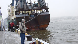 Kruizinių laivų terminalas uostamiestyje, kol nėra ledo, jau ne pirmą sezoną tampa stintų meškeriojimo vieta