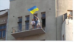 Slovjansko gyventojai ukrainiečių karius pasitiko su vėliavomis rankose.