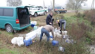 Jurbarko rajono Dainių kaime pareigūnai i&scaron;pylė beveik toną svaigalų, daugiausia &ndash; naminės degtinės. 
