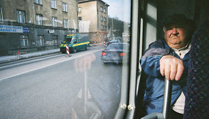 Parodoje galima išvysti įvairių Kauno „veidų“, kuriuos fotografas užfiksavo pro autobuso langą. 