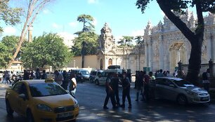 I&scaron;puolis prie Dolmabahce rūmų