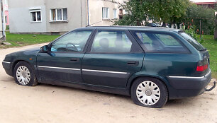 Subadytos Raseinių rajono apylinkės prokuratūros prokuroro Armino Elijo&scaron;iaus automobilio padangos.