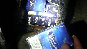 I&scaron; Latvijos grįžusio automobilio slenksčiuose pasieniečiai rado cigarečių. 