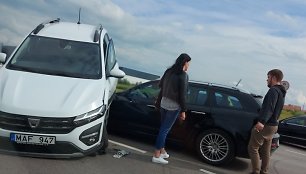 Efektinga avarija Panevėžyje: vienas automobilis kitą pastatė piestu