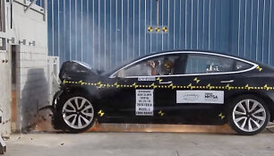 &bdquo;Tesla Model 3&ldquo; saugumo testai