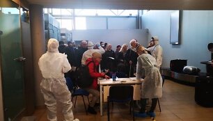 Grįžtantiesiems i&scaron; užsienio kyla daug klausimų dėl izoliacijos, privalomų mokamų ar nemokamų testų. Dėl nuolat kintančios situacijos net specialistai negali pateikti ai&scaron;kių atsakymų į juos