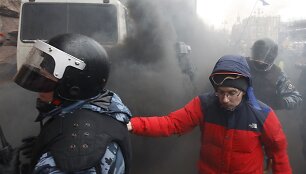 Kijeve protestuotojai susirėmė su Ukrainos milicija
