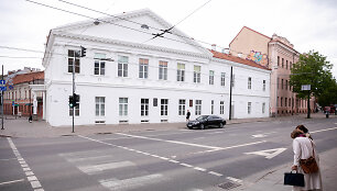 Nusitrynusi pianino klavi&scaron;ais papuo&scaron;ta perėja Pylimo gatvėje