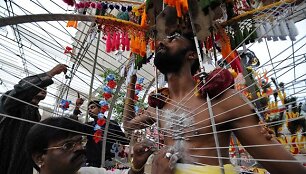 Kvala Lumpūre, Malaizijos sostinėje, &scaron;venčiamas kasmetinis &bdquo;Thaipusam&ldquo; festivalis. Jis skirtas paminėti jauniausio dievo &Scaron;ivos ir jos žmonos deivės Parvatės sūnaus Murugano gimimą.