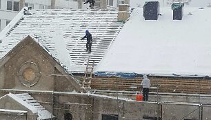 Darbas ant stogo ziema