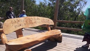 Ketvirtadienio rytą paplūdimius tvarkę gelbėtojai rado religinio pobūdžio užra&scaron;ais apterliotus suolelius.