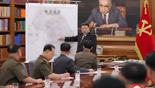 Kim Jong Unas su savo generolais