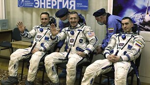 JAV astronautas Danielis Burbankas (centre), Rusijos kosmonautai Antonas &Scaron;kaplerovas (kairėje) ir Anatolijus Ivani&scaron;inas