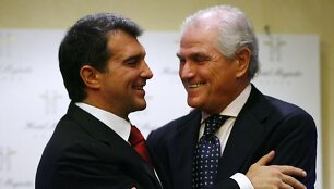 Joanas Laporta (kairėje) su savo &bdquo;geru bičiuliu&ldquo; Madrido &bdquo;Real&ldquo; klubo prezidentu Ramonu Calderonu