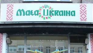 Restorano &bdquo;Mažoji Ukraina&ldquo; Gdynėje durys papuo&scaron;tos lipdukais su užra&scaron;ais, kad V.Putino gerbėjams čia ne vieta.