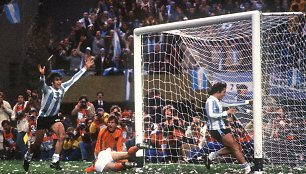 Mario Kempes ir Danielis Bertoni švenčia įvartį į Nyderlandų vartus 1978 metų pasaulio čempionate