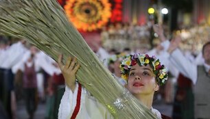 Dainas, &scaron;okius ir liaudies muzikantus apjungiantis ansamblių vakaras &scaron;iemet simboli&scaron;kai  pavadintas "Metai". &Scaron;ventėje į metų ciklą buvo pažvelgta per lietuvių liaudies kūrybą, prisimenant svarbiausius istorinius faktus.