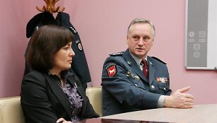 Kauno policijos vir&scaron;ininkas A.Kaminskas (de&scaron;inėje).