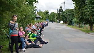 Alsėdžių miestelis šeštadienį pakvies kartu siekti rekordo – daugiausiai žmonių sėdinčių pakelėje vienu metu.