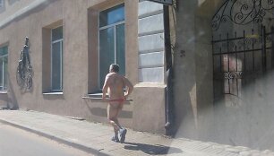 Ukmergės centre užfiksuotas bėgiojantis pusnuogis benamis