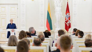 Prezidentė apdovanoja Konstitucijos egzamino nugalėtojus