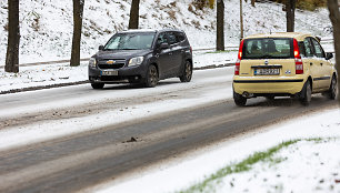 Sniegas sunkina eismo sąlygas Vilniuje