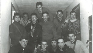 Evaldas Čižinauskas (de&scaron;inėje apačioje) su kitais savanoriais AT priestato rūsyje. Kartu su juo taip pat yra A.Cicėnas, D.Sema&scaron;ka, D.Serbentavičius, E.Aleksaitis, D.Saladis, G.Grinevičius