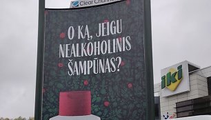 Naujas reklaminis stendas apie nealkoholinį šampūną