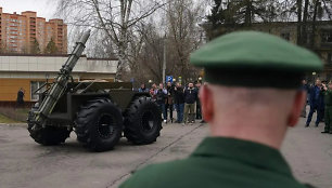 Per demonstraciją Rusijos robotas vos nesutraiškė savo operatoriaus.