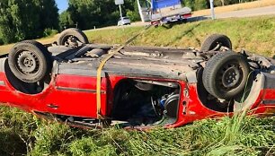 Kretingos rajone vertėsi kiek įkau&scaron;usio jaunuolio vairuojamas automobilis