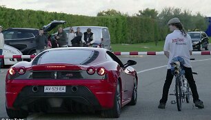 Dviračio ir &bdquo;Ferrari&ldquo; lenktynės