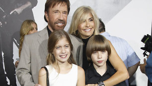 Chuckas Norrisas su žmona Gena ir dvyniais Dakota bei Danilee (2012 m.)