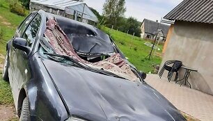 Į kelią i&scaron;&scaron;okęs arklys susidūrė su ma&scaron;ina &ndash; nukentėjo &scaron;eima