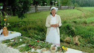 Įvairiose šalies vietose lauks tradiciniai Žolinių atlaidai bei šventinis šurmulys po jų.   Nuotraukoje - muziejininkė Gražina Žumbakienė.