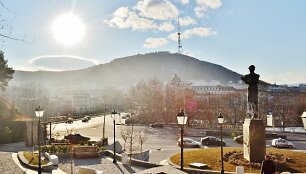 Tbilisyje po truputi atslenka pavasaris