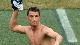 Cristiano Ronaldo po apšilimo savo marškinėlius padovanojo futbolo sirgaliams