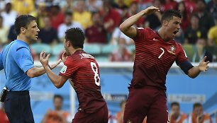Rungtynių teisėjas Miloradas Mazičius,  Joao Moutinho ir Cristiano Ronaldo