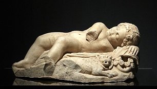 Parodos eksponatas – miegančio Eroto skulptūrėlė