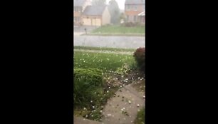 Nufilmuota, kaip i&scaron; dangaus pasipila golfo kamuoliuko dydžio kru&scaron;os ledok&scaron;niai. 