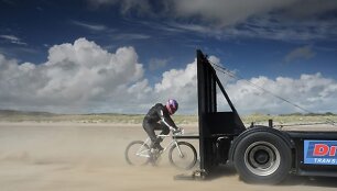 Guy'us Martinas važiuoja dviračiu 181 km/val. greičiu