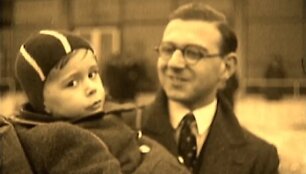 Seras Nicholas Wintonas su vienu i&scaron; žydų vaikų, kurį i&scaron;gelbėjo per holokaustą