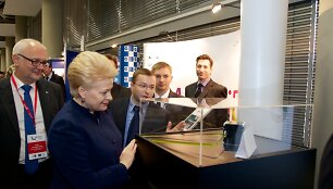 Su pirmąjį lietuvi&scaron;ką palydovą &bdquo;LitSat-1&ldquo; kuriančia komanda susitiko prezidentė D.Grybauskaitė bei &Scaron;vietimo ir mokslo ministras D.Pavalkis
