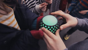 Vaikus programuoti mokantis kamuoliukas &bdquo;Hackaball&ldquo;