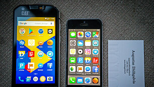 &bdquo;CAT S60&ldquo; dydžio palyginimas su &bdquo;iPhone 5S&ldquo; ir vizitine kortele