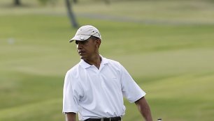 JAV prezidentas Barackas Obama žaidžia golfą. 